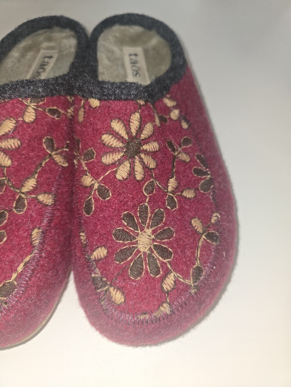 Taos Woolderness 2 Embroidered Wool Clog Slippers Cranberry Burgundy, Size 41 - Picture 6 of 13